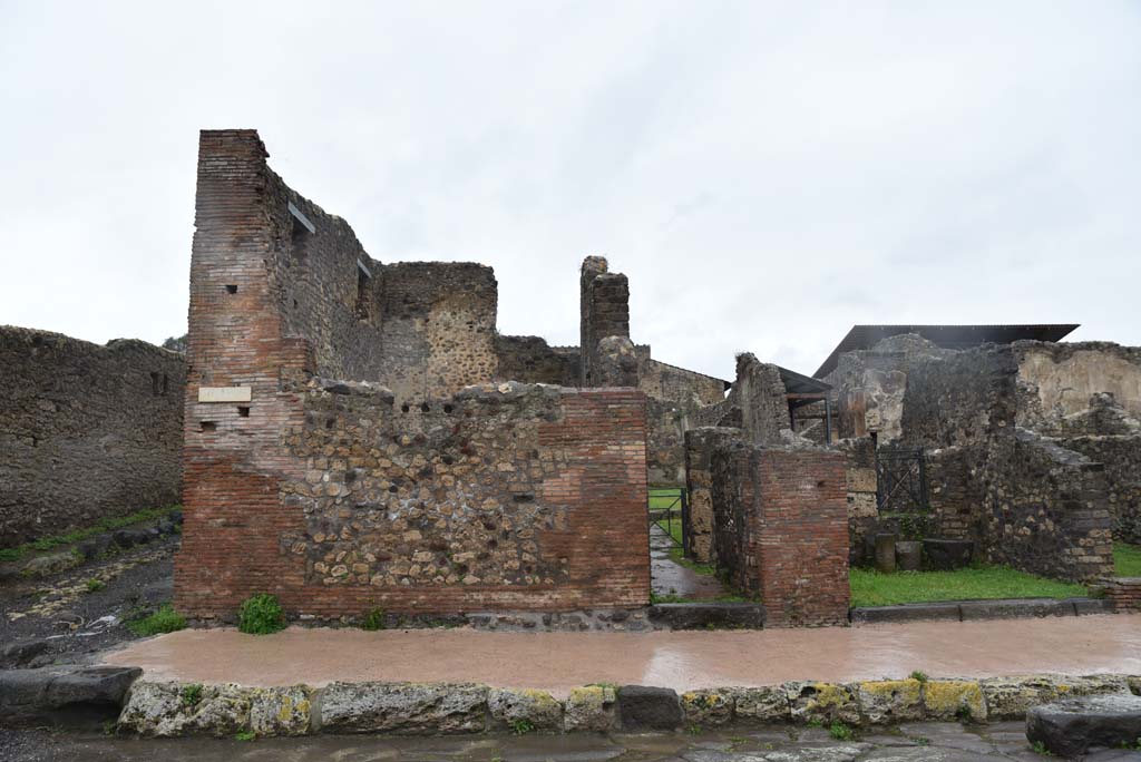 V.4.1 Pompeii. March 2018. Looking north towards front façade with entrance doorway, in centre.
Foto Annette Haug, ERC Grant 681269 DÉCOR.