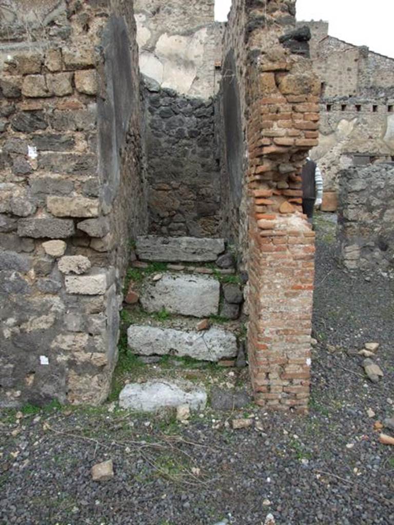 V.4.1 Pompeii. December 2007. Stone steps “a” to upper floor.
Below the stairs, and reached by a doorway in the east wall at the north end, was a second latrine.