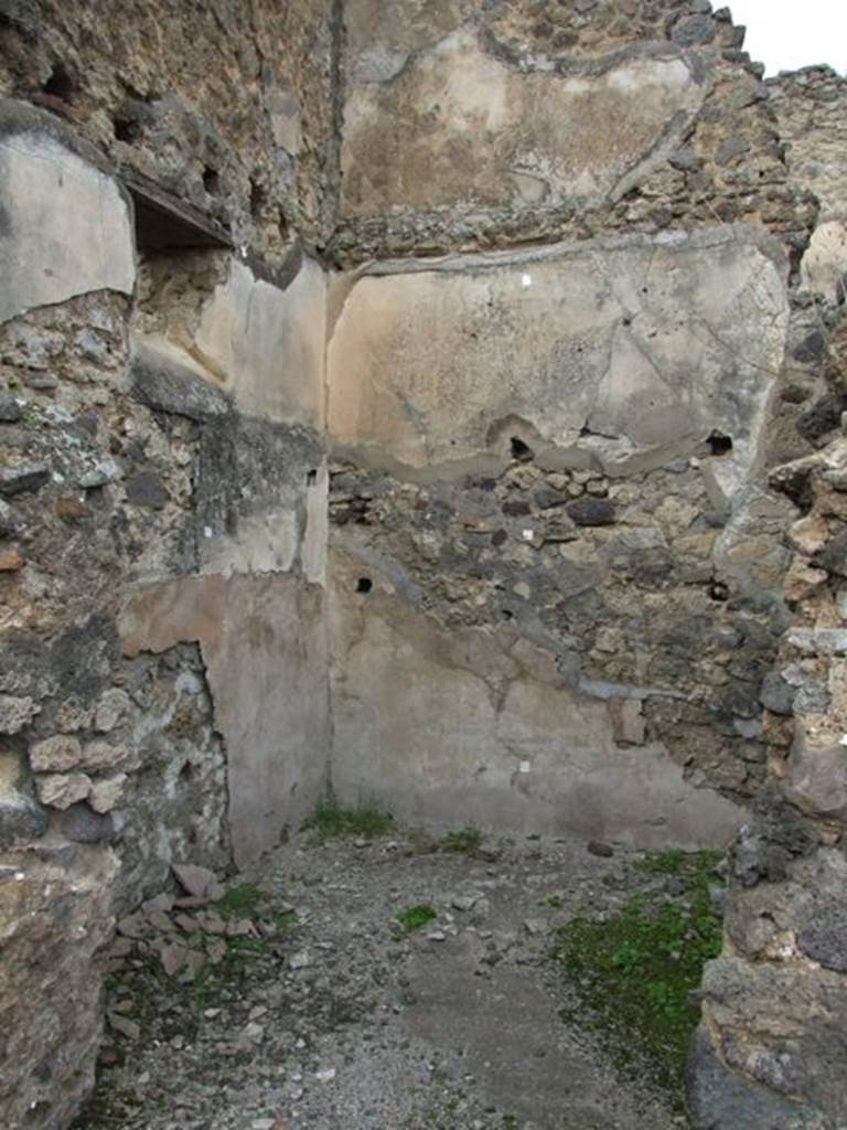 V.4.1 Pompeii. December 2007. Room “L” on west side of stone steps to upper floor.
In the north wall were the holes for supporting the shelves, on which the baked bread was placed.