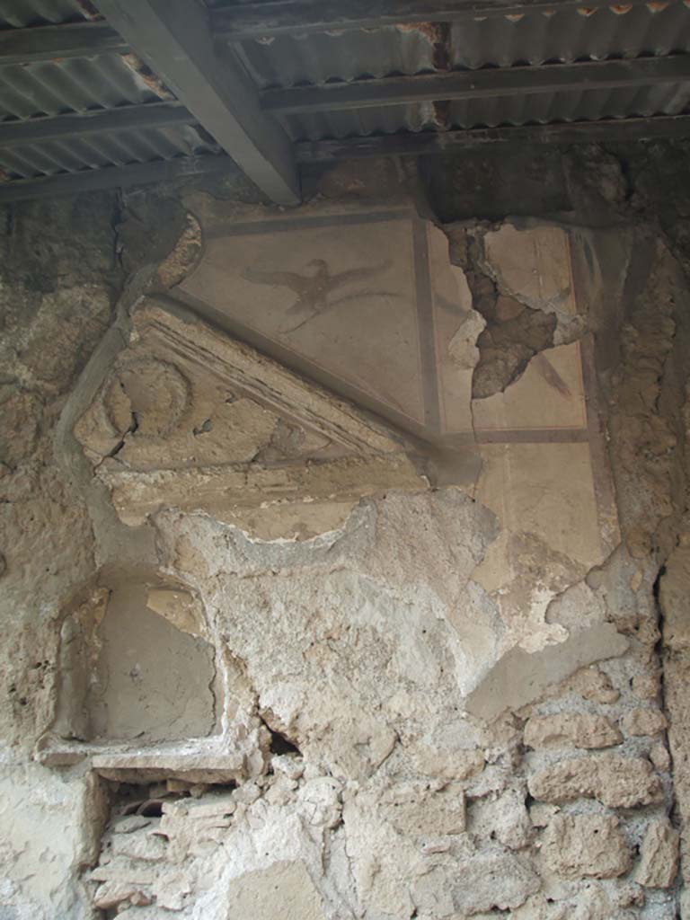 V.4.3 Pompeii. May 2005. Remains of aedicula lararium. At the sides of the niche were paintings of the gods.
One small remaining portion can just be seen on the right-hand side.