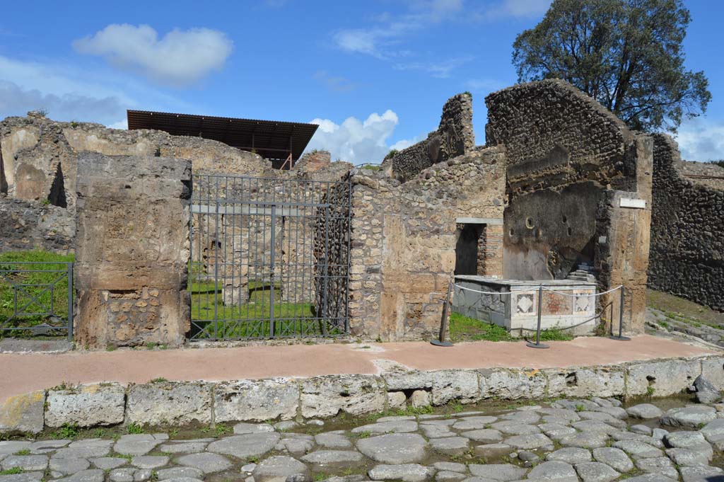 V.4.6 Pompeii. March 2018. Looking towards entrance doorway, centre left, on north side of Via di Nola.
Foto Taylor Lauritsen, ERC Grant 681269 DÉCOR.