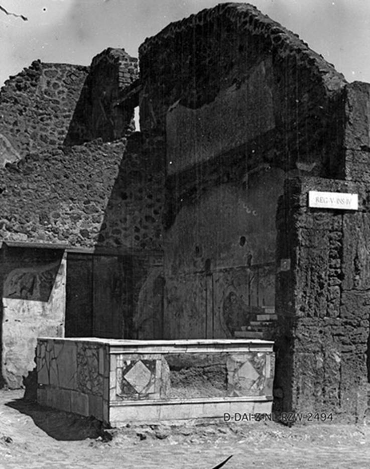 V.4.7 Pompeii. View of caupona with wall decoration and Bacchus and Silenus painting.
DAIR D-DAI-Z-NL-RZW-2494. Photo © Deutsches Archäologisches Institut, Abteilung Rom, Arkiv.
See http://arachne.uni-koeln.de/item/topographie/8005570