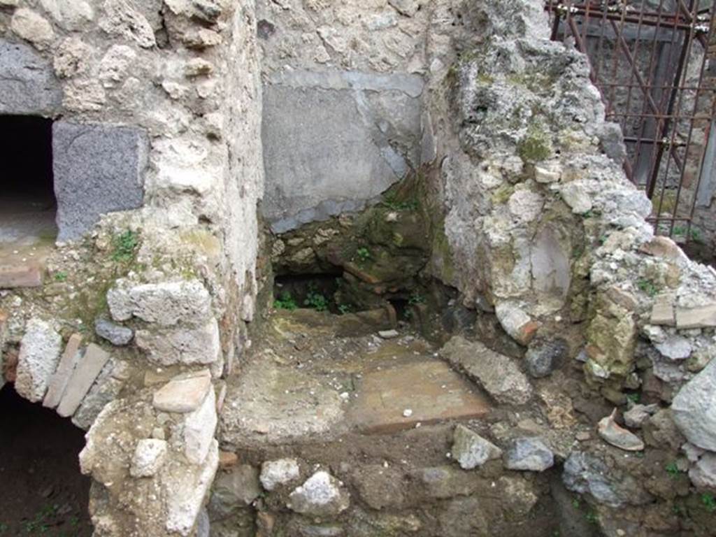 V.4.7 Pompeii. December 2007. Terracotta bench at side of oven.