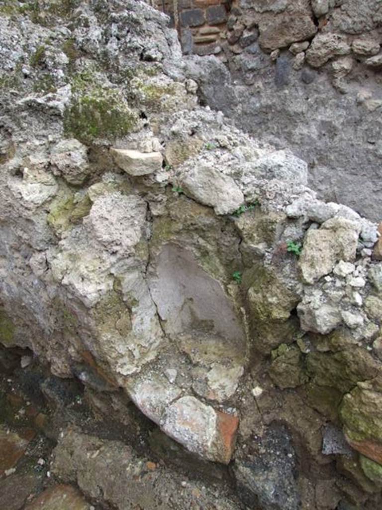 V.4.7 Pompeii. December 2007. Recess next to terracotta bench at side of oven.