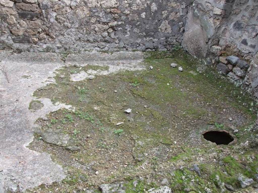 V.4.7 Pompeii. December 2007.
Looking east from vinarium/room in north-west corner, towards room leading from north side of room with oven.
