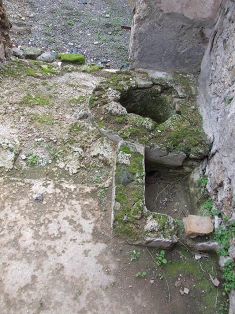 V.4.7 Pompeii. December 2007.
South-west corner below niche/recess, opening for the cistern and a basin?