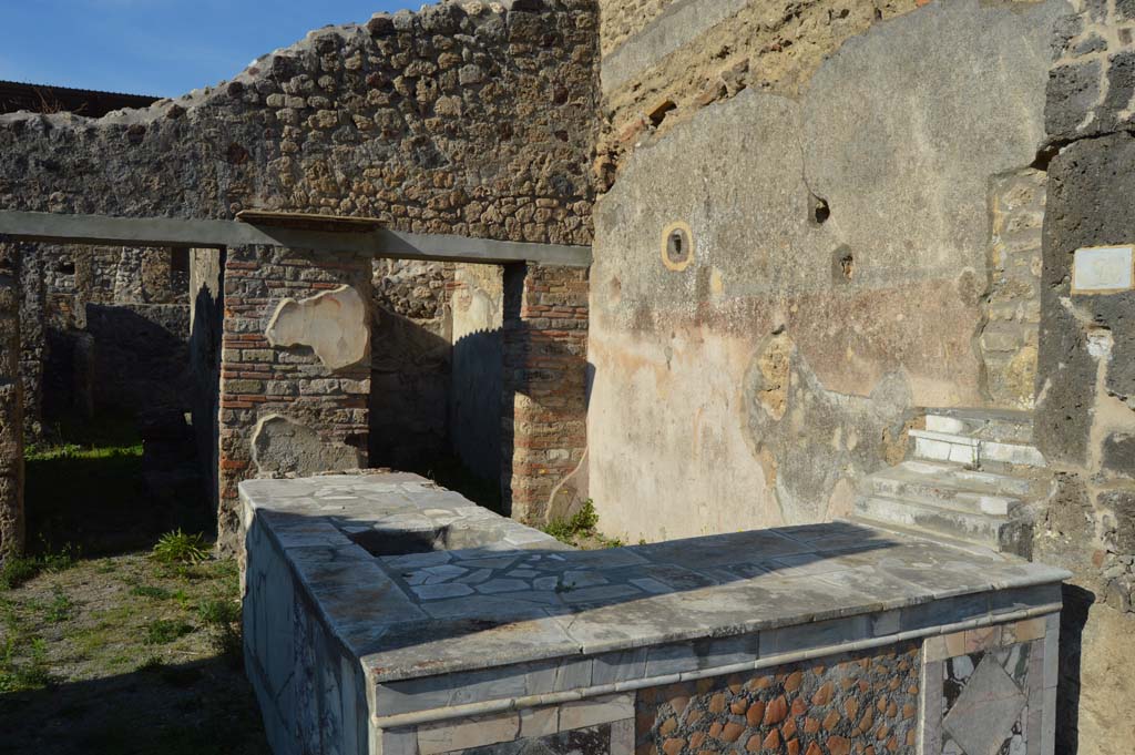 V.4.7 Pompeii. October 2017. Looking north-east across counter towards doorways to rear rooms.
Foto Taylor Lauritsen, ERC Grant 681269 DÉCOR.

