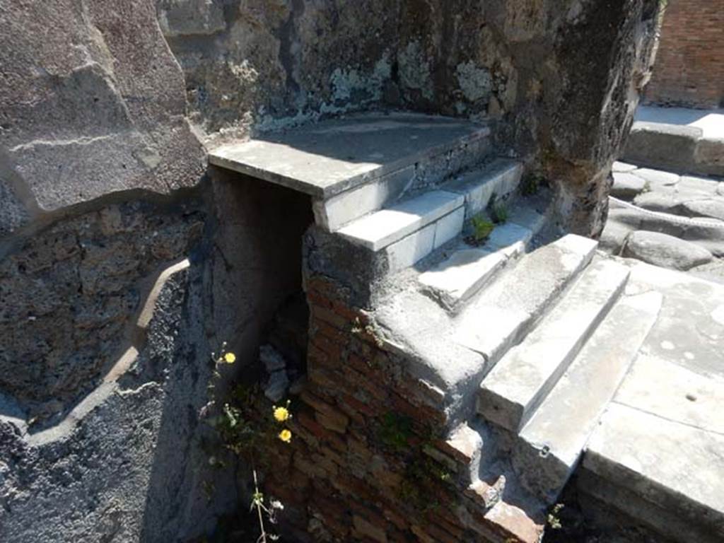 V.4.7 Pompeii. May 2017. Display shelving. Photo courtesy of Buzz Ferebee.