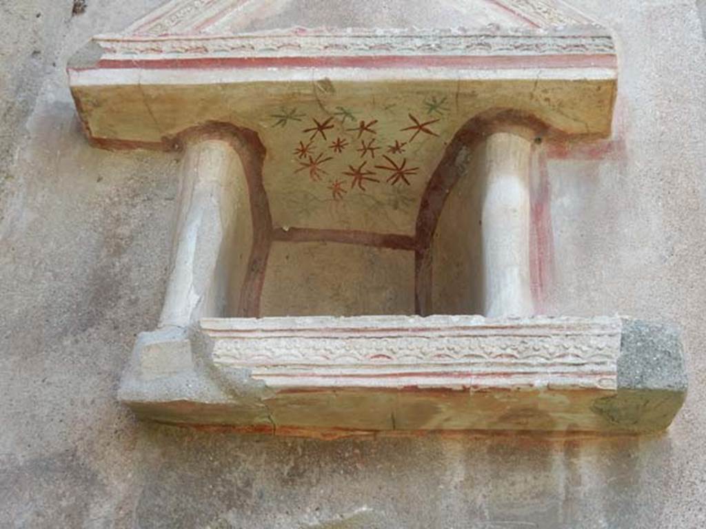 V.4.9 Pompeii. May 2017. Detail of painted ceiling of niche. Photo courtesy of Buzz Ferebee.