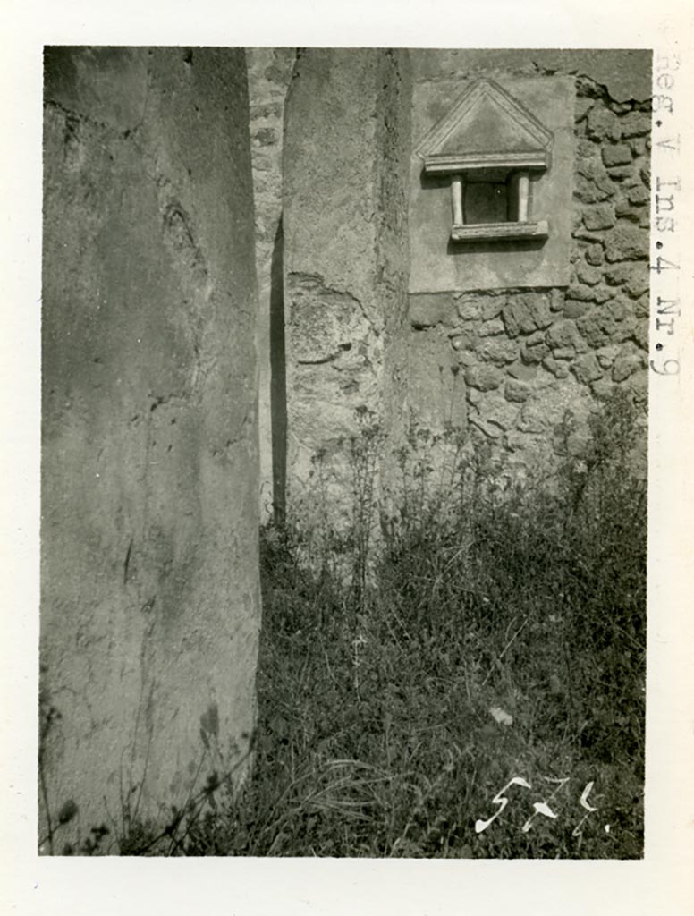 V.4.9 Pompeii. Pre-1937-39. Looking towards north side of atrium.
Photo courtesy of American Academy in Rome, Photographic Archive. Warsher collection no. 574.