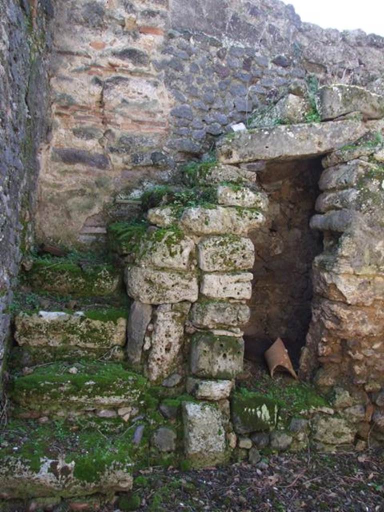 V.4.10 Pompeii. March 2009. Stairs to upper floor on south side of entrance fauces, and underneath Latrine with dog kennel?