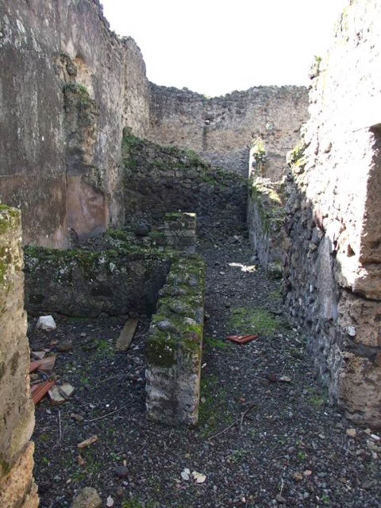 V.4.10 Pompeii. March 2009. Looking west towards entrance to small room, on south side.