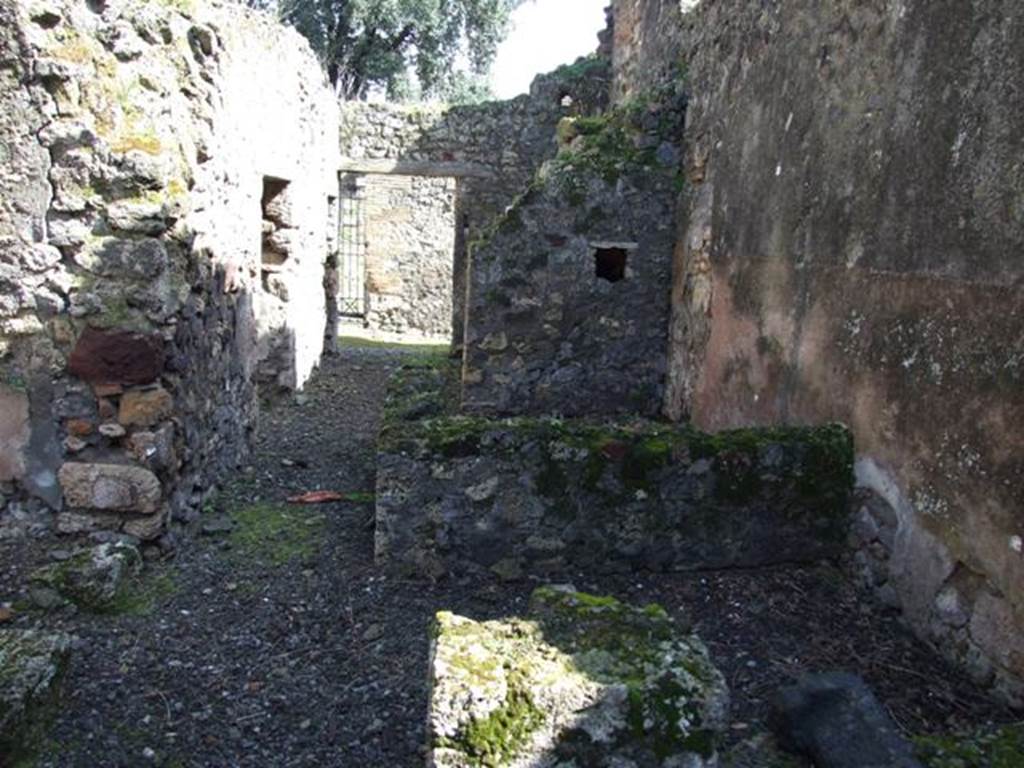 V.4.10 Pompeii. March 2009. Looking east to entrance from rear of house.