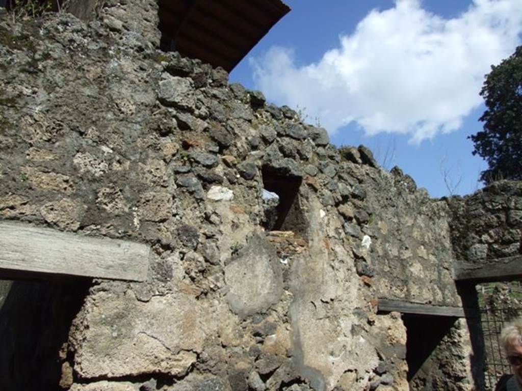V.4.10 Pompeii. March 2009. North wall of entrance corridor.