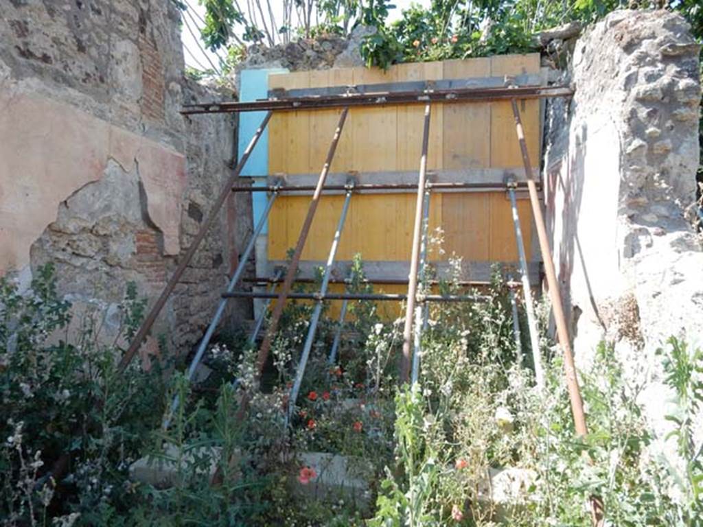 V.4.13 Pompeii. May 2017. Triclinium “R”, north-west corner and north wall, behind hoarding. Photo courtesy of Buzz Ferebee.
