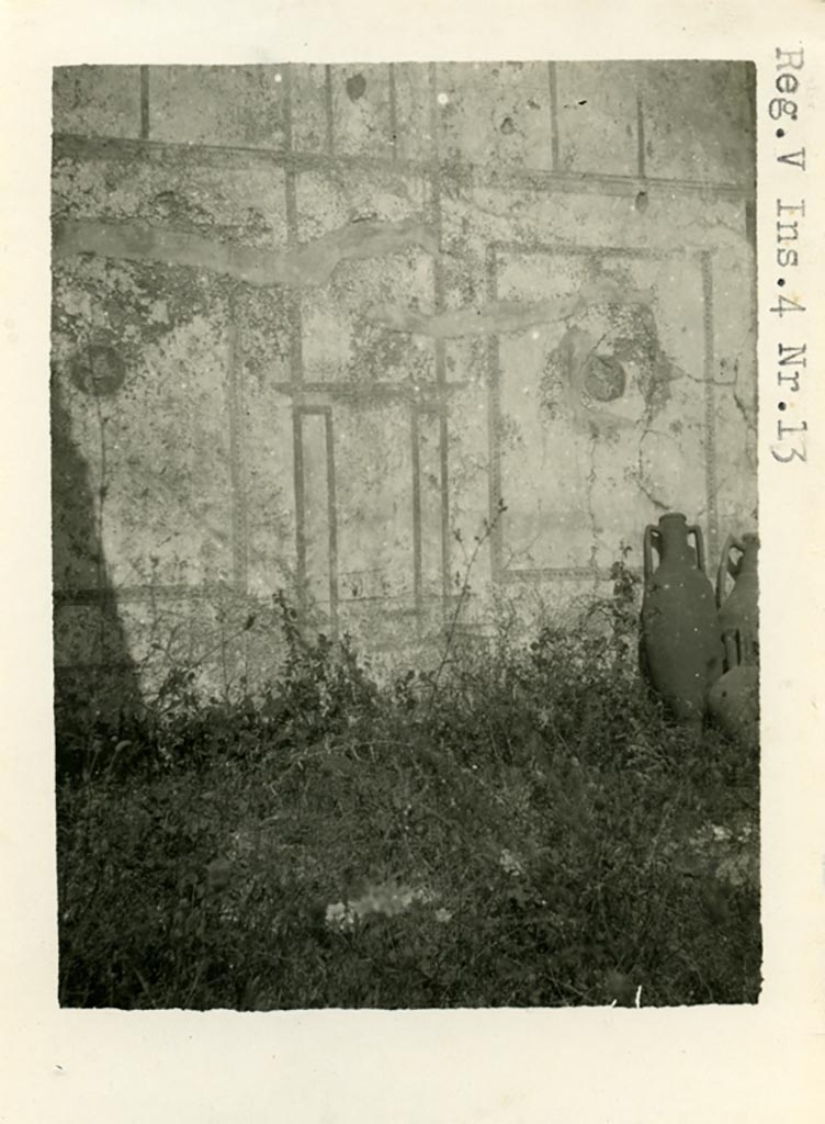 V.4.13 Pompeii. Pre-1937-39. Triclinium “S”, north wall.
Photo courtesy of American Academy in Rome, Photographic Archive. Warsher collection no. 683
According to Sogliano, Triclinium “S” was decorated with walls with a white background.
The room had doorposts of wood and probably the threshold was also of the same material.
The white background of the walls was partitioned into large square ornamentations:
in the middle of each of two of the squares on the north wall were medallions with blue (paonazzo) backgrounds:
the medallion on the left was better preserved and showed a flying griffin.
He also said that this room was also used as a bedroom, as shown by the bed recess in the west wall.
See Notizie degli Scavi di Antichità, 1905, (p.96).