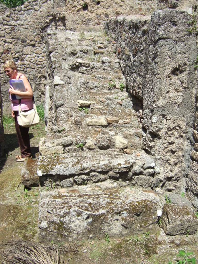 V.4.a Pompeii. May 2006. Steps to upper floor.