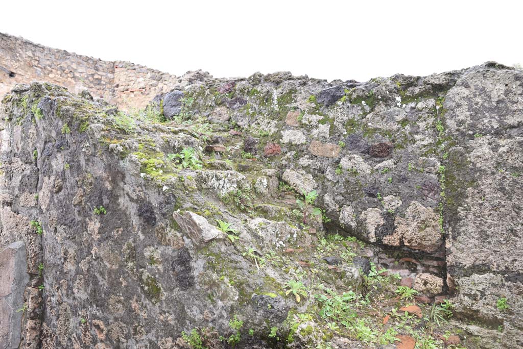 V.4.a Pompeii. March 2018. Room ‘o’, detail of upper steps and walling on east side.
Foto Annette Haug, ERC Grant 681269 DÉCOR.