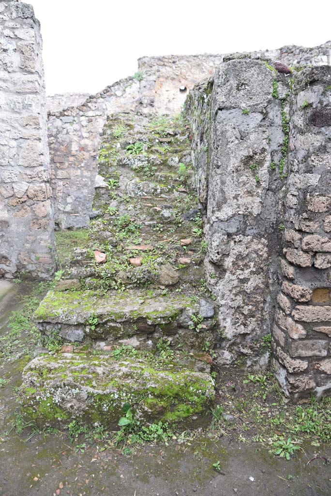 V.4.a Pompeii. March 2018. Room ‘o’, looking north to steps and pilaster/wall on east side.
Foto Annette Haug, ERC Grant 681269 DÉCOR.