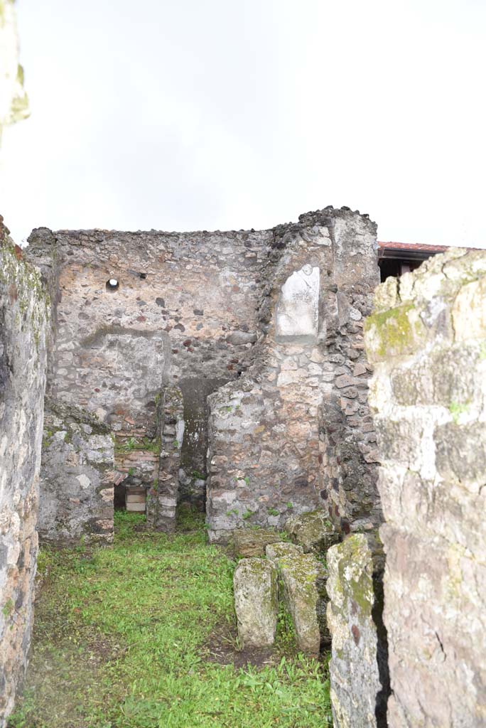 V.4.a Pompeii. March 2018.
Room ‘p’, looking north through doorway, towards north wall with doorway to kitchen area.
Foto Annette Haug, ERC Grant 681269 DÉCOR.