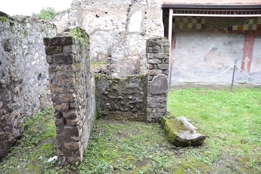 V.4.a Pompeii. March 2018. Room ‘p’, looking north to doorway, on left, with garden area, on right.
Foto Annette Haug, ERC Grant 681269 DÉCOR.