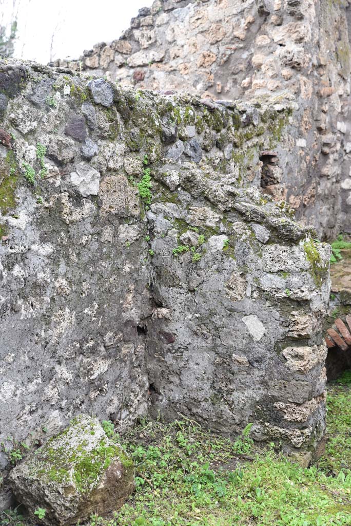 V.4.a Pompeii. March 2018. Room ‘p’, north-west corner, with doorway in north wall into room ‘q’.
Foto Annette Haug, ERC Grant 681269 DÉCOR.