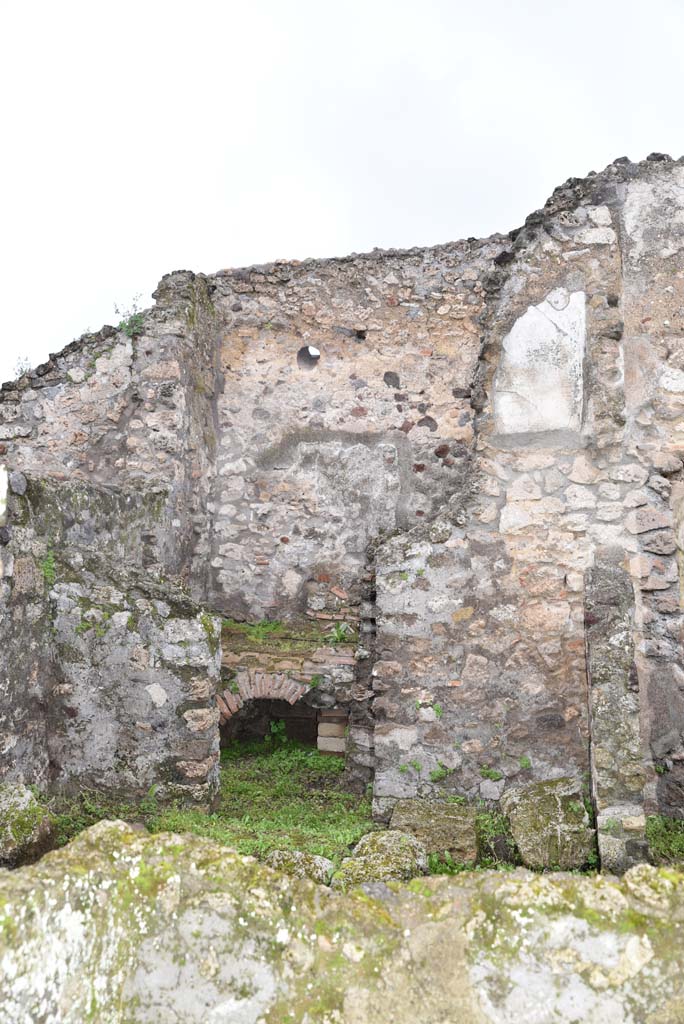 V.4.a Pompeii. March 2018. Room ‘p’, looking north to doorway to kitchen ‘q’ and latrine.
Foto Annette Haug, ERC Grant 681269 DÉCOR.
