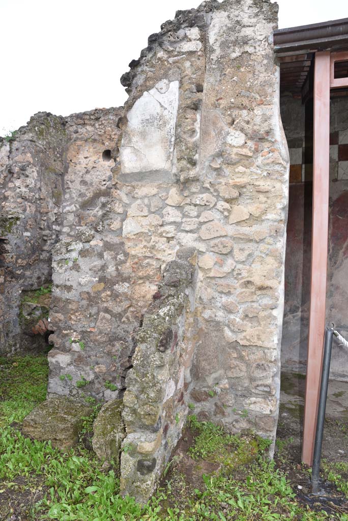 V.4.a Pompeii. March 2018.
Room ‘p’, looking towards north wall in north-east corner, on left, and part of garden area, on right.
Foto Annette Haug, ERC Grant 681269 DÉCOR.