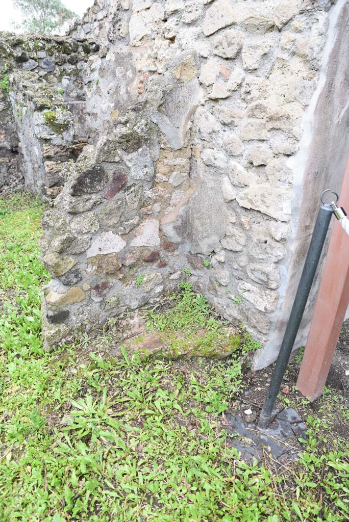 V.4.a Pompeii. March 2018. Room ‘p’, remaining flooring at base of wall.
Foto Annette Haug, ERC Grant 681269 DÉCOR.