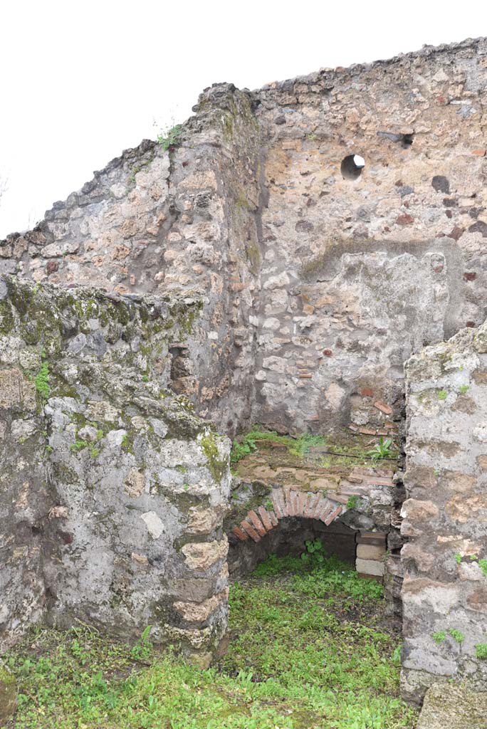 V.4.a Pompeii. March 2018. Room ‘q’, looking north through doorway towards hearth.
Foto Annette Haug, ERC Grant 681269 DÉCOR.