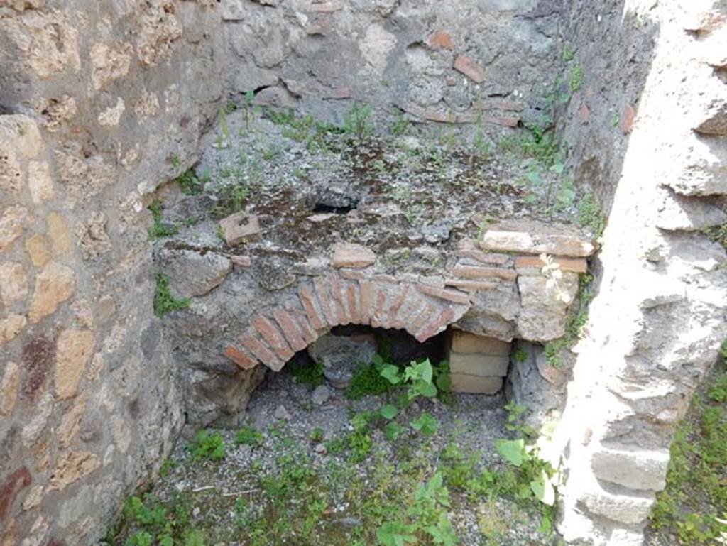 V.4.a Pompeii. May 2015. Remains of hearth in kitchen. Photo courtesy of Buzz Ferebee.