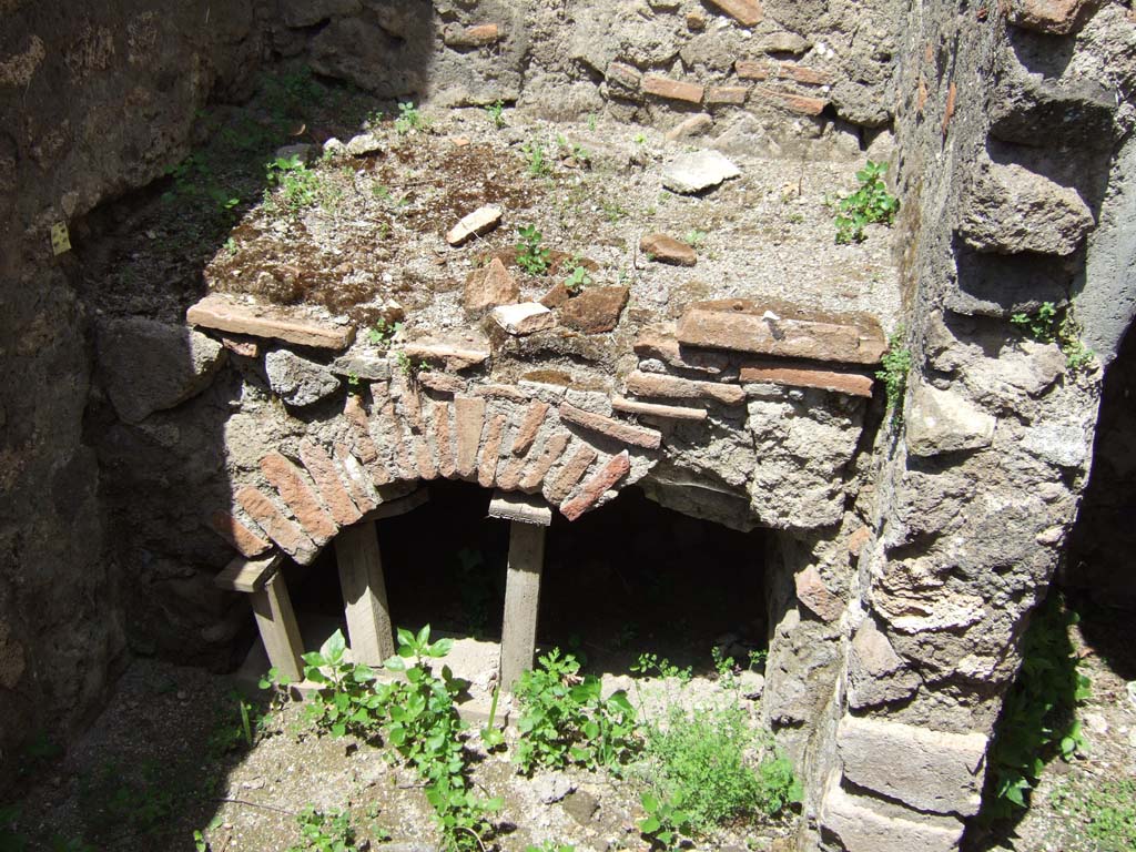 V.4.a Pompeii. May 2006. Remains of hearth in kitchen.