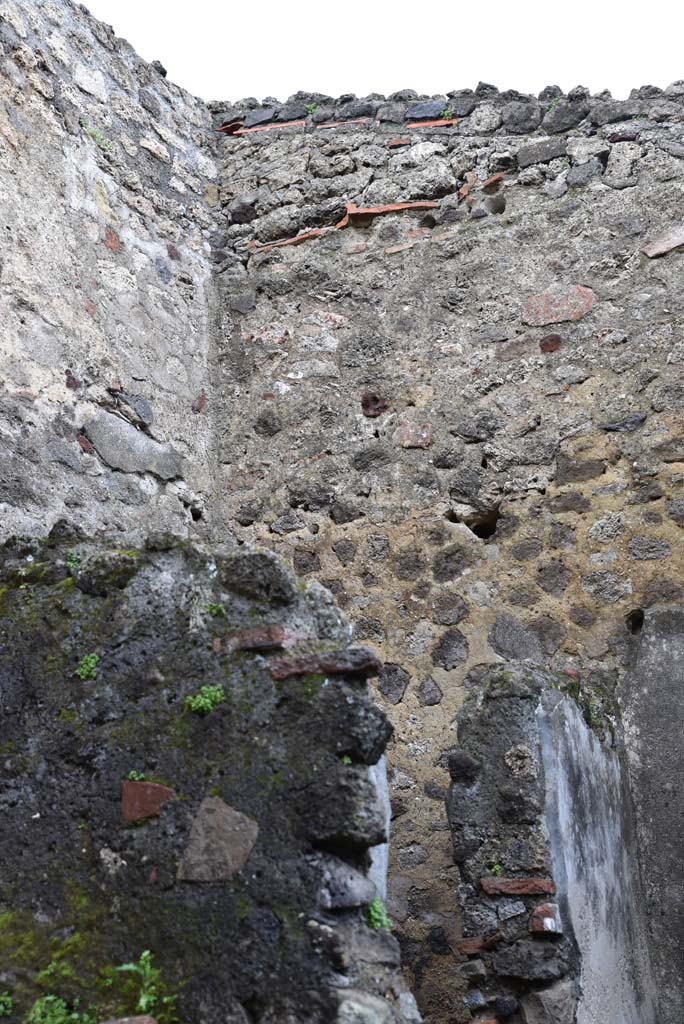 V.4.a Pompeii. March 2018. Room ‘r’, upper east wall in north-east corner, above doorway.
Foto Annette Haug, ERC Grant 681269 DÉCOR.