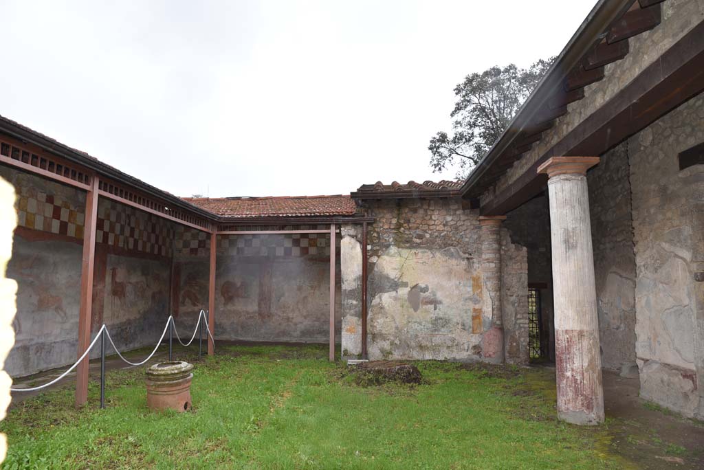 V.4.a Pompeii. March 2018. Room ‘l’ (L), looking east across garden area.
Foto Annette Haug, ERC Grant 681269 DÉCOR