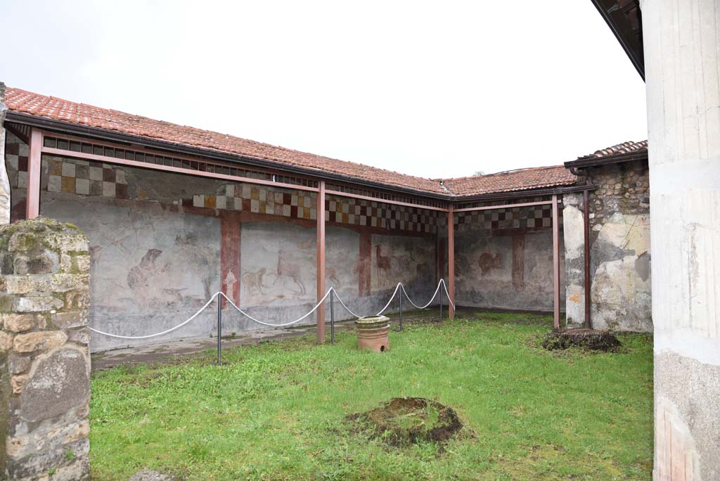 V.4.a Pompeii. March 2018. Room ‘l’ (L), looking north-east across garden area.
Foto Annette Haug, ERC Grant 681269 DÉCOR