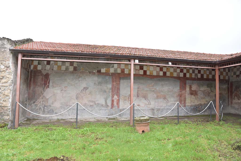 V.4.a Pompeii. March 2018. Room ‘l’ (L), looking towards north wall of garden area.
Foto Annette Haug, ERC Grant 681269 DÉCOR