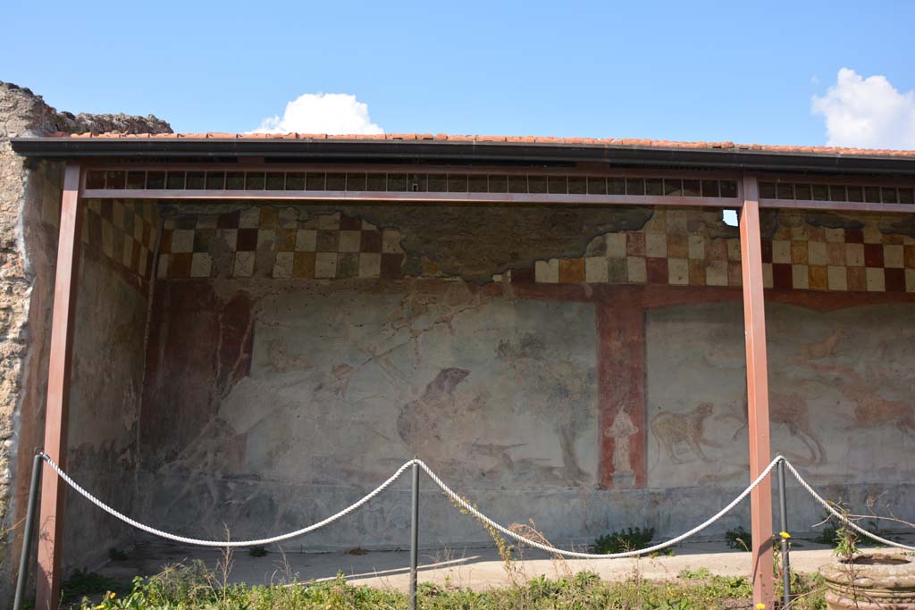 V.4.a Pompeii. March 2019.
Room ‘l’ (L), looking towards north wall in north-west corner painted with hunting fresco with life-size animals.
Foto Annette Haug, ERC Grant 681269 DÉCOR