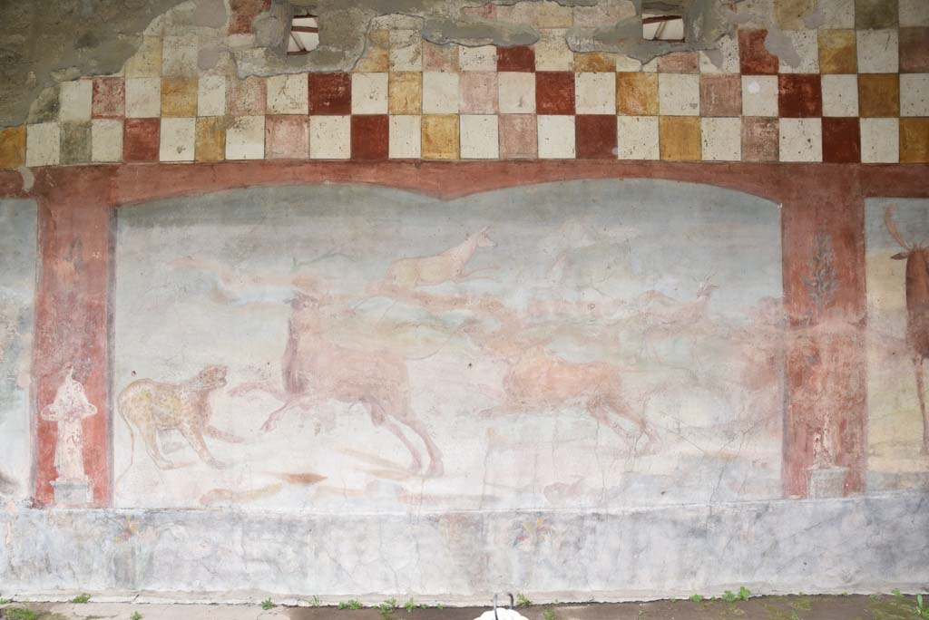 V.4.a Pompeii. March 2018. Room ‘l’ (L), painted panel on north wall of garden area.
Foto Annette Haug, ERC Grant 681269 DÉCOR