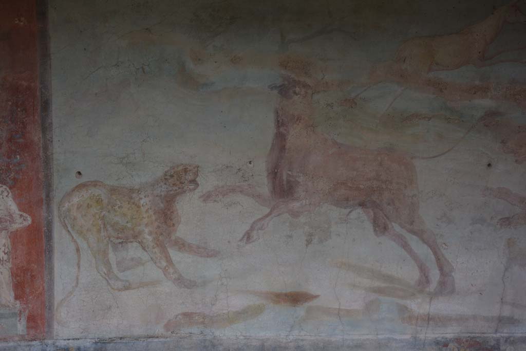 V.4.a Pompeii. March 2018. Room ‘l’ (L), detail from hunting fresco on north wall of garden area.
Foto Annette Haug, ERC Grant 681269 DÉCOR