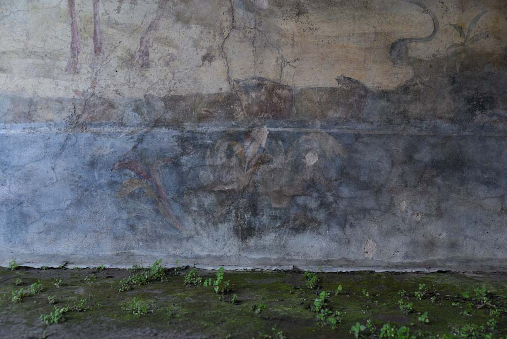 V.4.a Pompeii. March 2018. Room ‘l’ (L), detail from painted lower north wall at east end.
Foto Annette Haug, ERC Grant 681269 DÉCOR