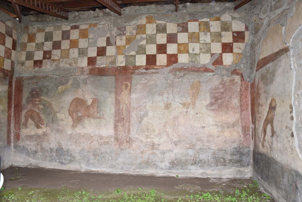 V.4.a Pompeii. March 2018. Room ‘l’ (L), looking towards east wall, and south-east corner, on right.
Foto Annette Haug, ERC Grant 681269 DÉCOR