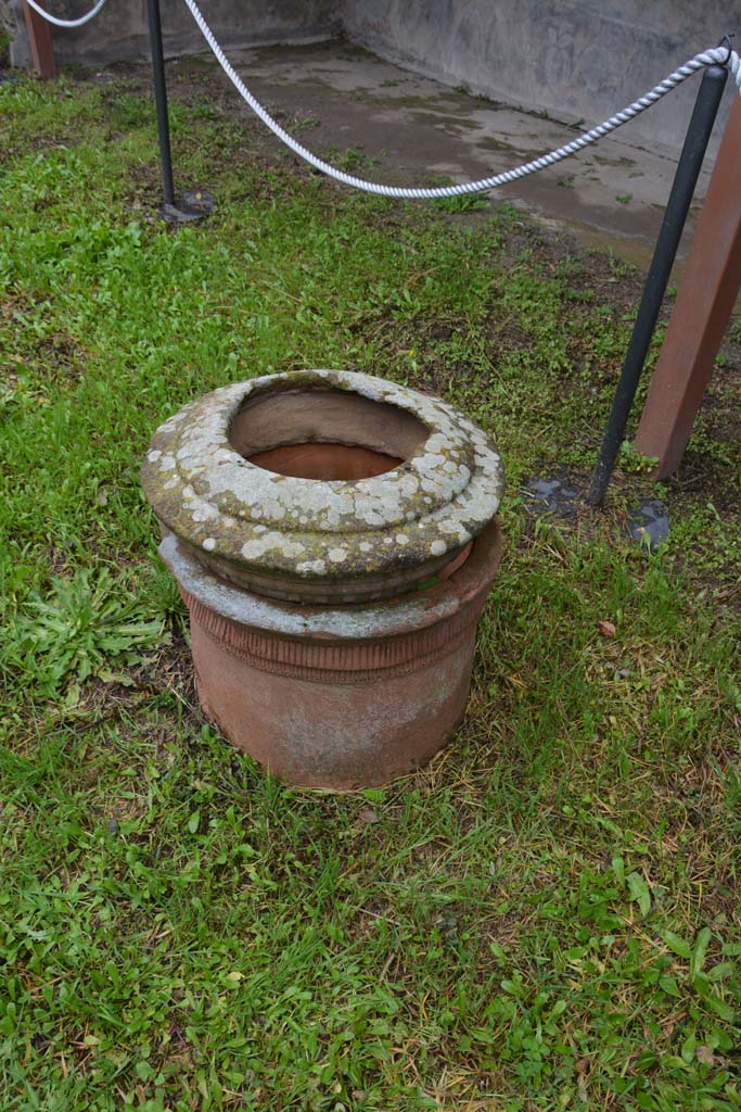 V.4.a Pompeii. March 2018. Room ‘l’ (L), terracotta puteal in garden area.
Foto Annette Haug, ERC Grant 681269 DÉCOR