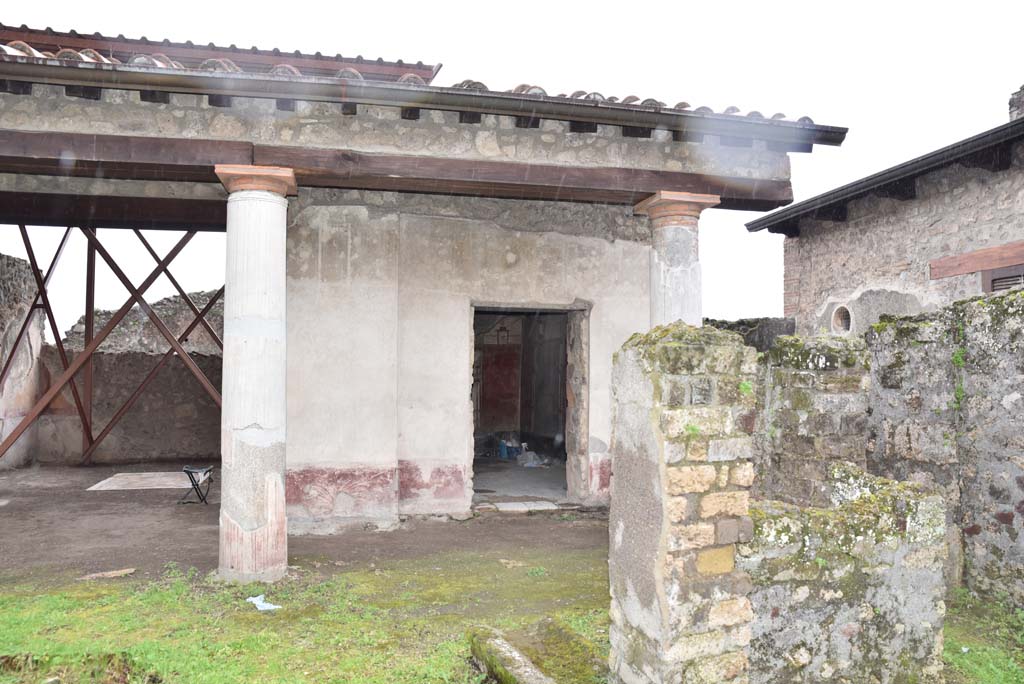 V.4.a Pompeii. March 2018. Room ‘l’ (L), looking south across garden area towards doorway to room ‘s’, centre right.
Foto Annette Haug, ERC Grant 681269 DÉCOR