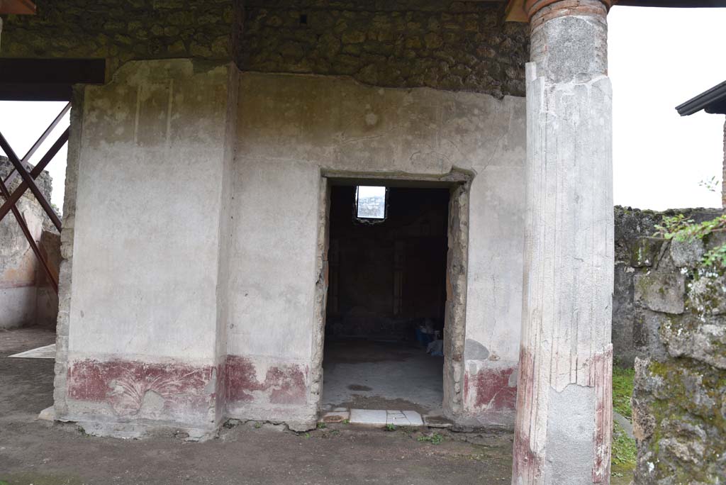 V.4.a Pompeii. March 2018. Room ‘s’, doorway to summer triclinium on south side of garden area.
Foto Annette Haug, ERC Grant 681269 DÉCOR.