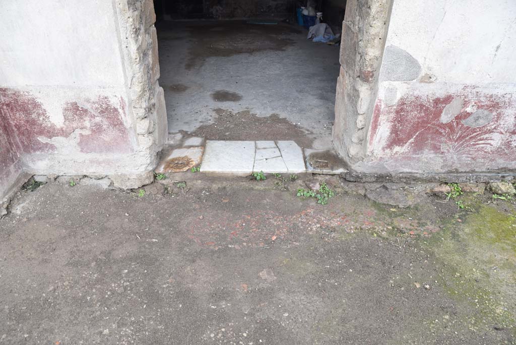 V.4.a Pompeii. March 2018. Room ‘s’, looking south across south portico towards doorway threshold.
Foto Annette Haug, ERC Grant 681269 DÉCOR.