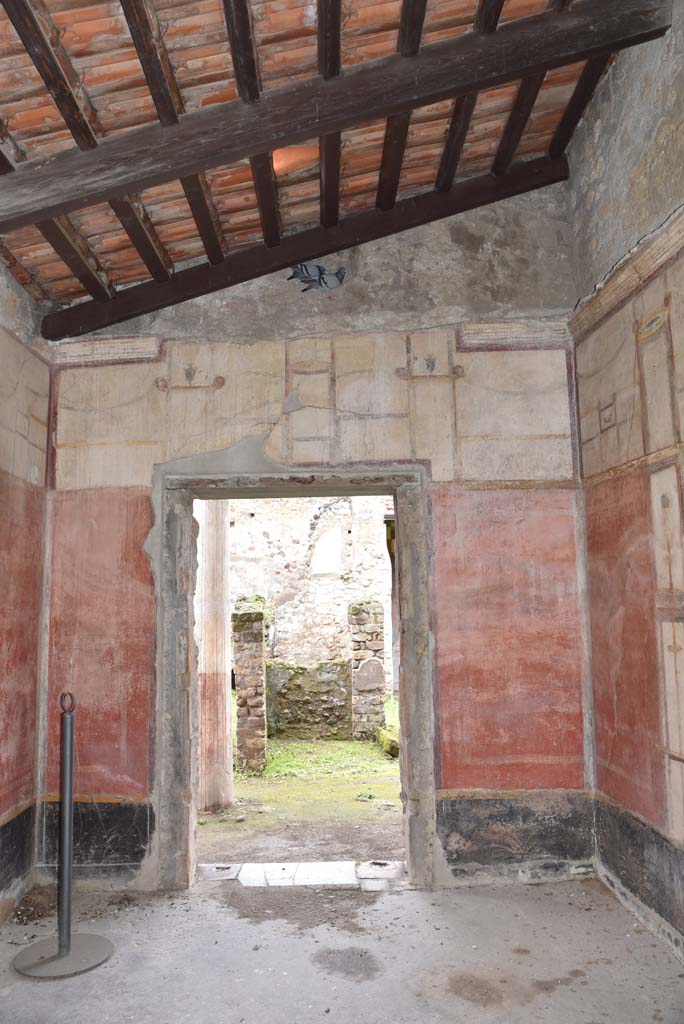 V.4.a Pompeii. March 2018.
Room ‘s’, looking towards north wall with doorway to portico and garden area.
Foto Annette Haug, ERC Grant 681269 DÉCOR.