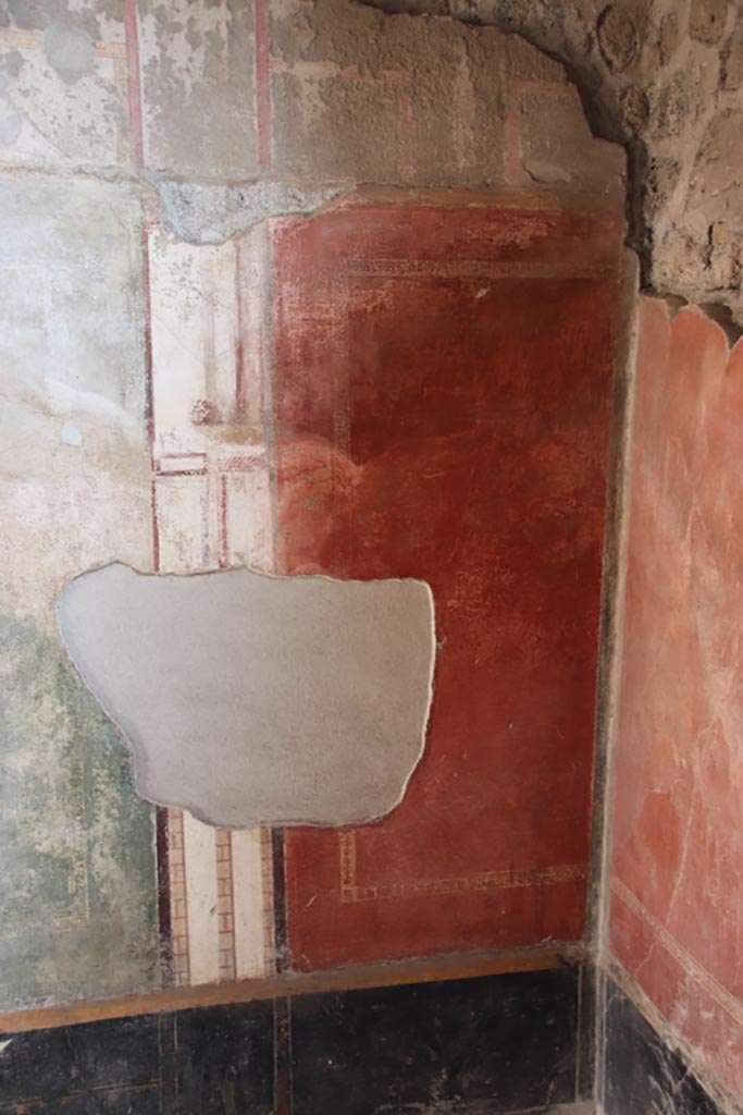 V.4.a Pompeii. October 2023.
Room ‘s’, east wall in south-east corner. Photo courtesy of Klaus Heese.