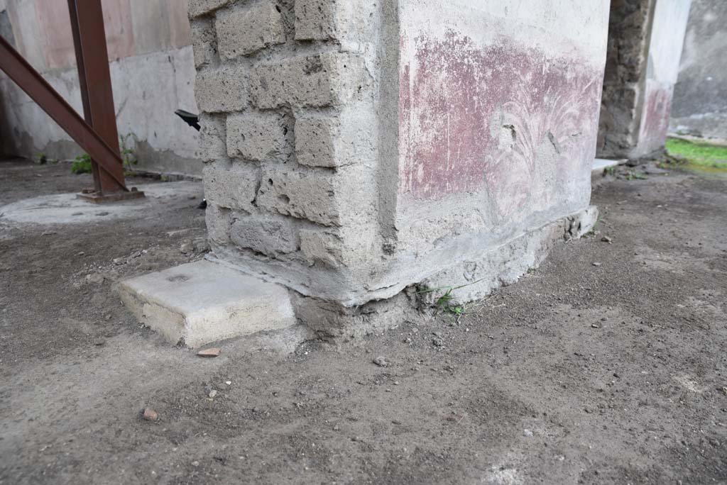 V.4.a Pompeii. March 2018.
Room t, looking towards west side (right) of doorway to exedra, with detail of painted zoccolo from south portico.
Foto Annette Haug, ERC Grant 681269 DÉCOR.