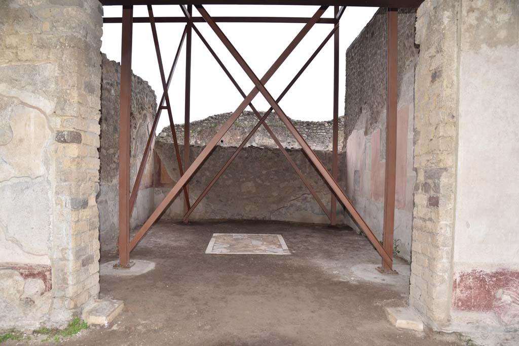 V.4.a Pompeii. March 2018. Room ‘t’, looking south through doorway from south portico.
Foto Annette Haug, ERC Grant 681269 DÉCOR.