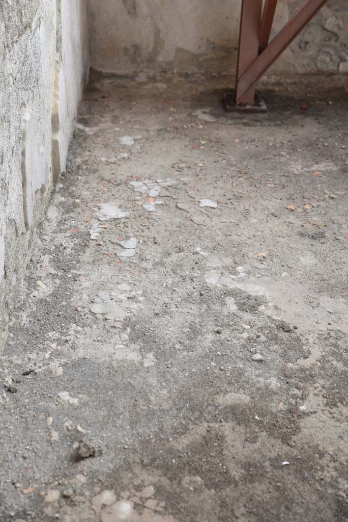 V.4.a Pompeii. March 2018. Room ‘t’, flooring near east wall.
Foto Annette Haug, ERC Grant 681269 DÉCOR.